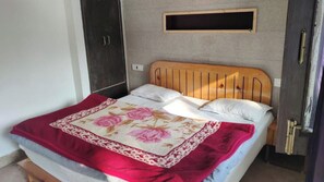 Free WiFi, bed sheets - Goroomgo Payal Mall Road Nainital (Nainital)