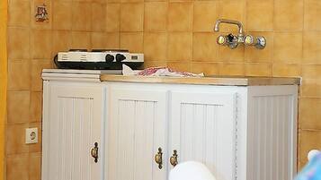 Estudio estándar | Cocina privada | Frigorífico pequeño, placa de cocina, tostadora y trona infantil