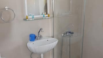 Estudio estándar | Baño | Ducha y toallas