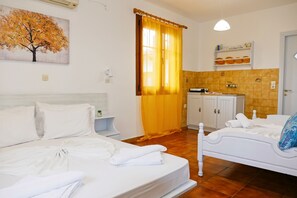 Habitación de hotel con cama, baño y una zona de cocina.