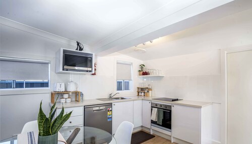 Bright, Cosy and Central Cottage- Free Wi-fi, Netflix and Disney Plus