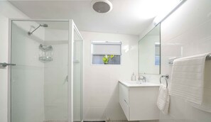 Shower, hair dryer, towels, soap - Bright, Cosy and Central Cottage- Free Wi-fi, Netflix and Disney Plus (Orange)