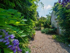 المنطقة المحيطة بالمنشأة