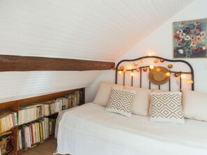3 bedrooms, desk, free internet