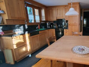 Kühlschrank, Geschirrspüler, Kochgeschirr/Geschirr/Besteck