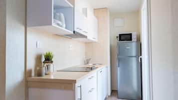 Fridge, microwave, dishwasher, cookware/dishes/utensils