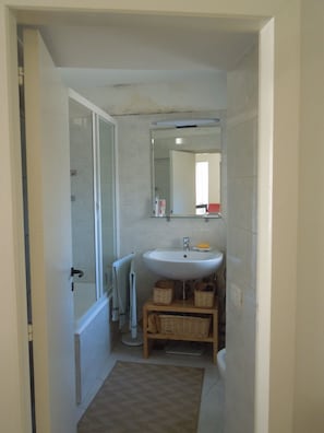 Ensemble baignoire-douche, séchoir à cheveux, bidet, serviettes fournies
