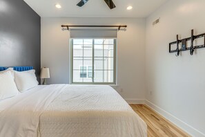 3 habitaciones, tabla de planchar con plancha, internet y ropa de cama 