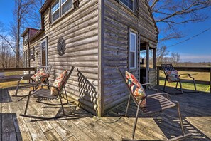 Terrace/patio - Cabin on Working Highland Cattle Farm in Kentucky (Annville)