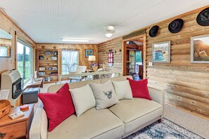 TV, DVD player, books, video library - Cabin on Working Highland Cattle Farm in Kentucky (Annville)