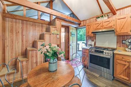 Fridge, microwave, stovetop, coffee/tea maker. Cabin on Working Highland Cattle Farm in Kentucky