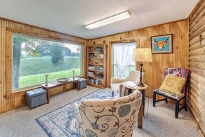 TV, DVD player, books, video library - Cabin on Working Highland Cattle Farm in Kentucky (Annville)