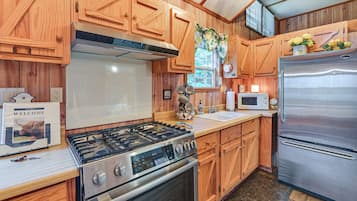 Geladeira, micro-ondas, cooktop, cafeteira/chaleira