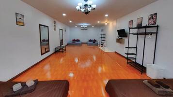 Family House | 1 bedroom, desk, free WiFi, bed sheets