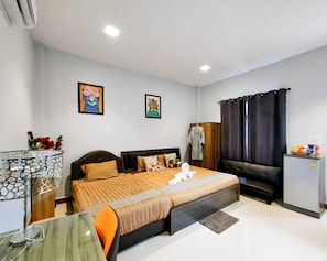 Kolmen hengen deluxe-huone | 1 makuuhuone, työpöytä, ilmainen Wi-Fi, vuodevaatteet