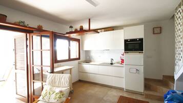 Een koelkast, een oven, een koffiezetapparaat/waterkoker