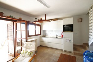 Frigorífico, horno, cafetera o tetera y tostadora