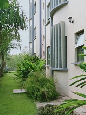 Garden - Stay.Plus Sunset Paradise Apartments (Mombasa)