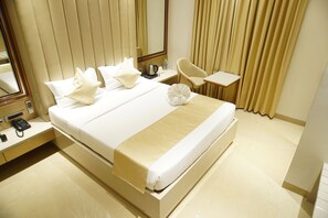 Deluxe Room | Peralatan tempat tidur premium, busa memori, peti besi dalam bilik 