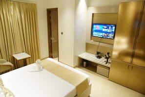 Deluxe Room | Peralatan tempat tidur premium, busa memori, peti besi dalam bilik 