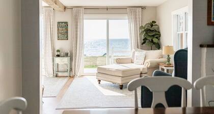 Bayside Bungalow: Golden Leaves and Lakefront Sunsets – Book Your Fall Escape!