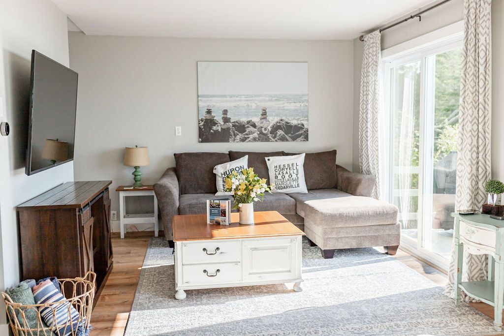 BAYSIDE BUNGALOW: (Hessel, MI) Sleeps 8, Lake Huron waterfront, Pet friendly