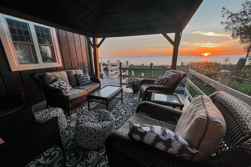 BAYSIDE BUNGALOW: (Hessel, MI) Sleeps 8, Lake Huron waterfront, Pet friendly