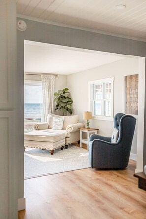 TV, books - Bayside Bungalow: Cozy Lakefront Living with Winter Fun Just Outside! (Hessel)