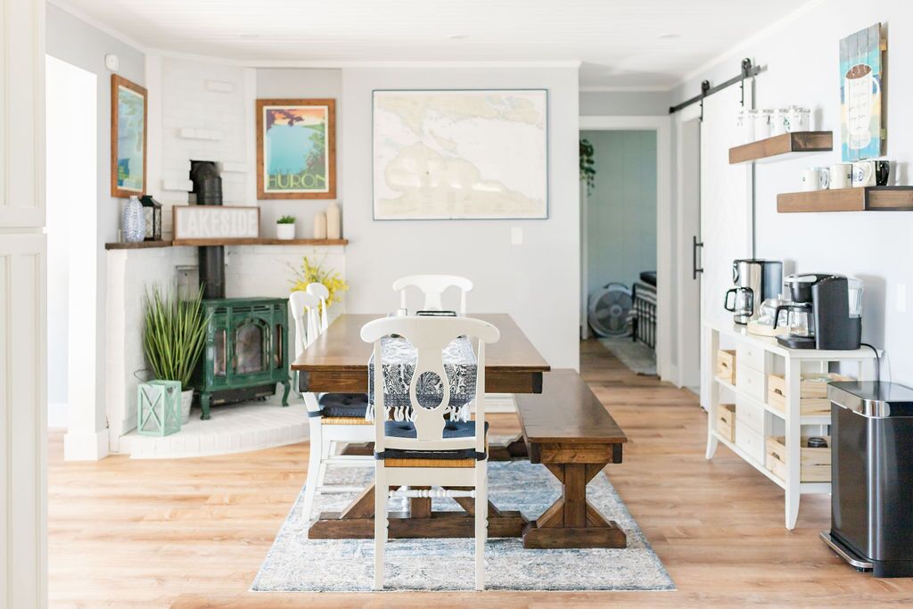 BAYSIDE BUNGALOW: (Hessel, MI) Sleeps 8, Lake Huron waterfront, Pet friendly