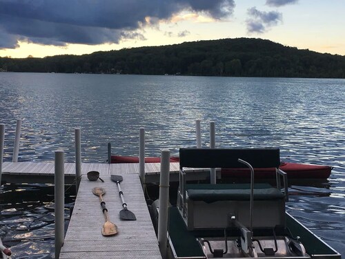 Felker's Cottage:  Lakefront Escape with Kayaks, Boats, and Family Fun on Huffman Lake!