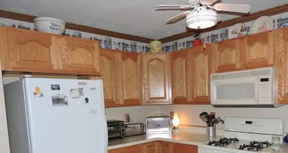 Felker's Cottage: Fall Adventures Await – Enjoy the Beauty of Huffman Lake this Autumn!
