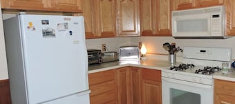 Felker's Cottage: Lakefront Escape with Kayaks, Boats, and Family Fun on Huffman Lake!