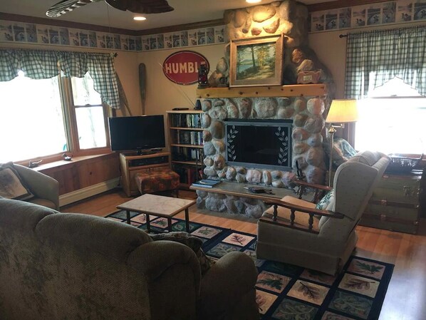 TV, fireplace, DVD player, video library - Felker's Cottage: Fall Adventures Await – Enjoy the Beauty of Huffman Lake this Autumn! (Vanderbilt)