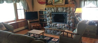 Felker's Cottage: Lakefront Escape with Kayaks, Boats, and Family Fun on Huffman Lake!