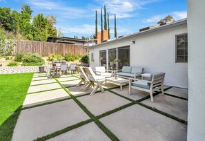 Outdoor dining - Luxury 2022 fully remodeled in Calabasas (Calabasas)