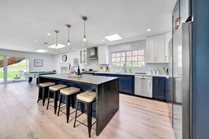 Fridge, microwave, oven, stovetop - Luxury 2022 fully remodeled in Calabasas (Calabasas)