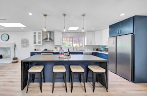 Fridge, microwave, oven, stovetop - Luxury fully remodeled in Calabasas (Calabasas)