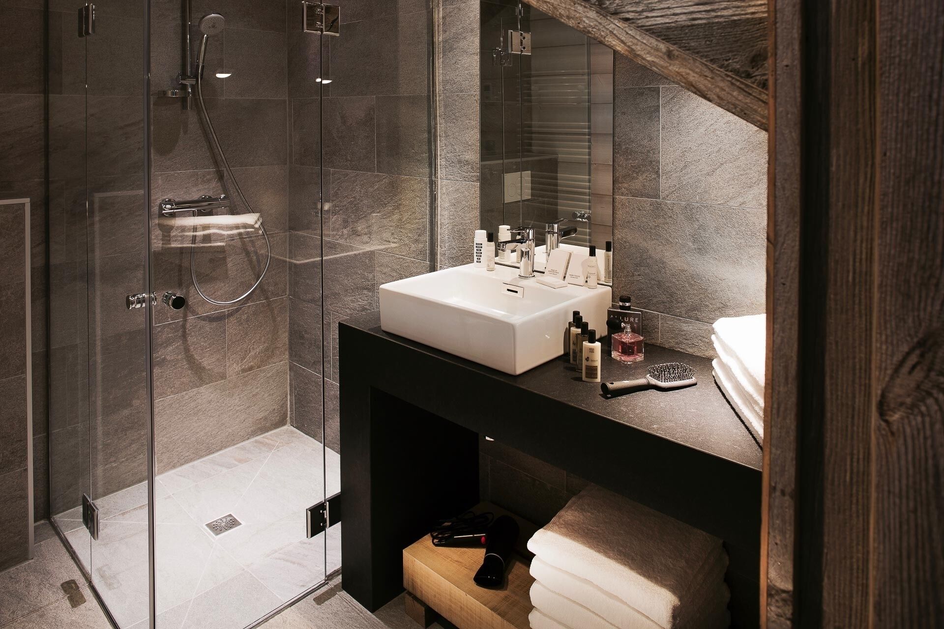 Douche, sèche-cheveux, serviettes fournies, savon