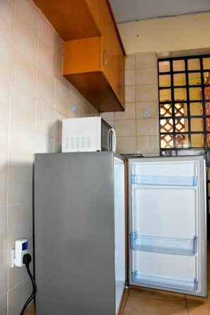 Fridge, microwave, oven, stovetop - Stay.Plus Ngong Road Apartment (Nairobi)