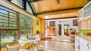 Una cocina amplia con comedor, ventanas grandes y vista a zonas verdes.