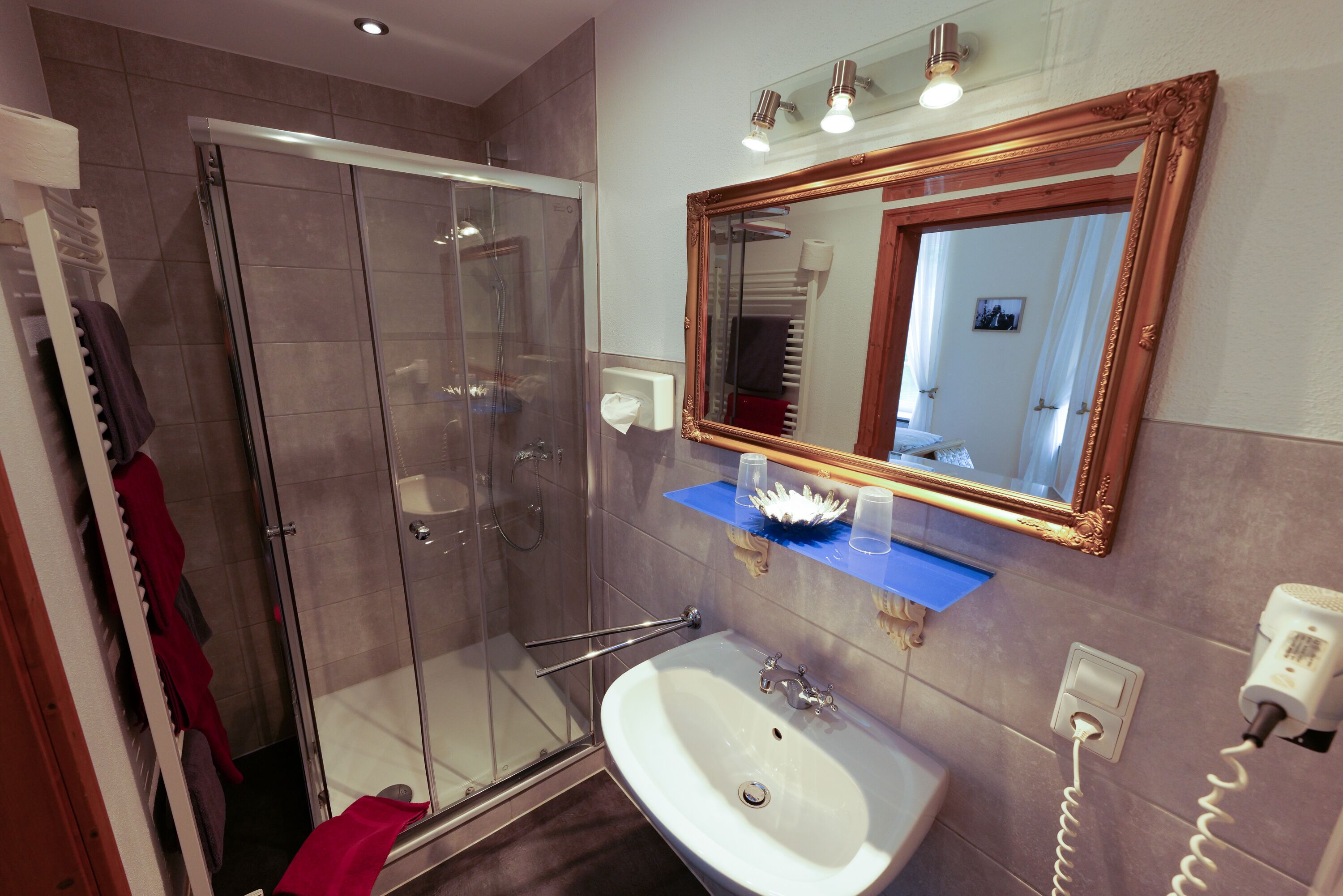 Habitación Premium | Baño | Regadera y toallas 