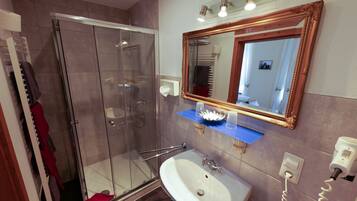 Habitación Premium | Baño | Regadera y toallas