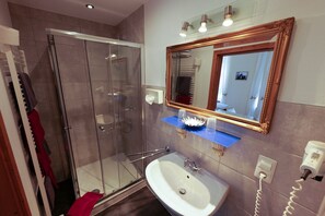 Habitación Premium | Baño | Regadera y toallas