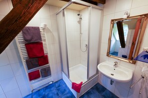 Chambre Prestige | Salle de bain | Douche, serviettes fournies