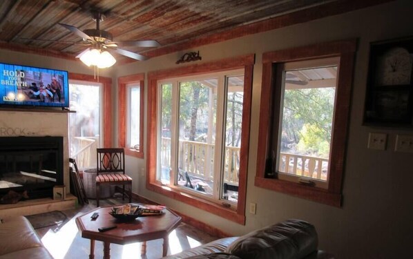 TV, fireplace - On the Riverbend Cabin (Claxton)