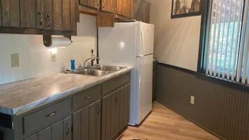 Jääkaappi, mikroaaltouuni, uuni, liesi