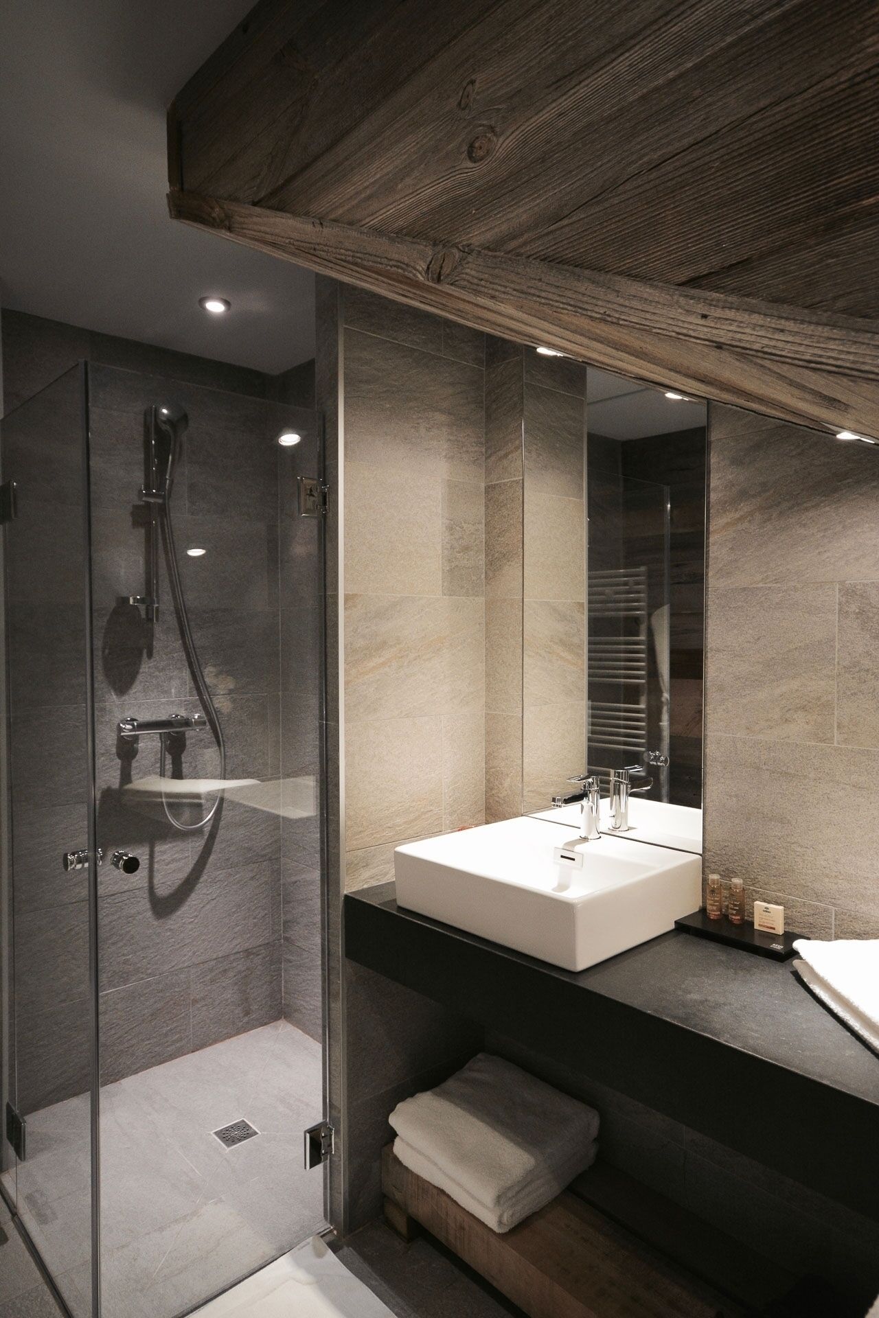 Een douche, een haardroger, handdoeken, zeep