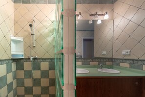 Bathtub, hair dryer, bidet, towels - Zamora Campus (Zamora)