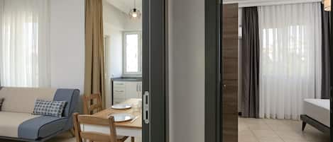 Suite estándar | 1 habitación, artículos del minibar gratis y escritorio