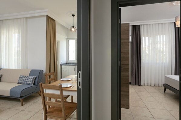 Suite Standard | 1 chambre, articles gratuits dans le mini-bar, bureau